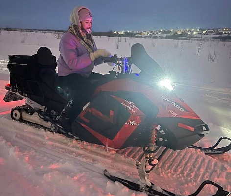 Катание на снегоходах в Саранске в подарок. Сервис Ultra Подарки
. Подарочный сертификат на катание на снегоходах в Саранске с друзьями. Закажите прокат снегоходов в подарок для мужчины по привлекательным ценам. Живописные маршруты для езды на снегоходах это отличная возможность активного отдыха. Сервис UltraPodarki.ru 8 800 505 95 30. катание на снегоходах, подарочный сертификат на катание на снегоходе, прокат снегоходов, прокат снегоходов Саранск, катание на снегоходах Саранск, езда на снегоходе